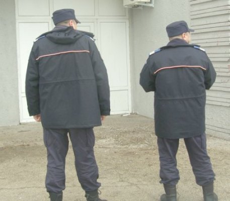Jandarmii au confiscat treninguri la târgul de duminică